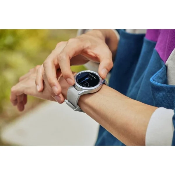 Samsung Galaxy Watch5؛ ساعتی هوشمند با طراحی مدرن، تمرکز بر سلامت، عمر باتری مناسب و سازگار با سبک زندگی دیجیتال.